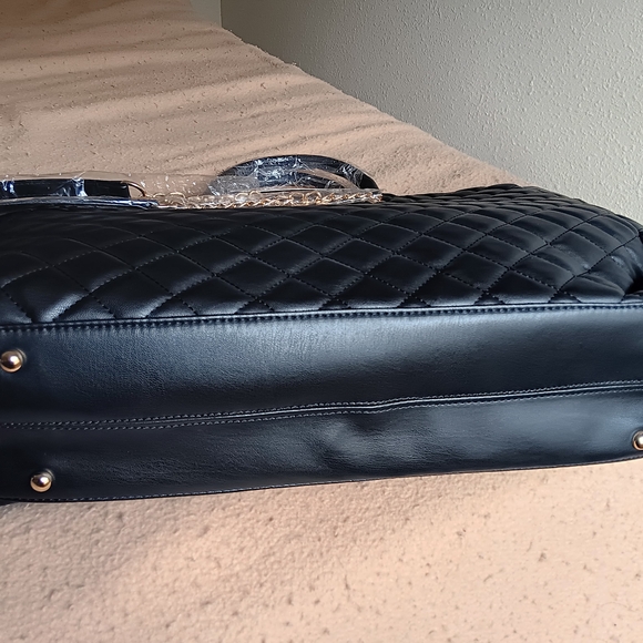 Gilda Paris Chic Black Quilted Tote with Gold Chain Accents - Picture 11 of 14